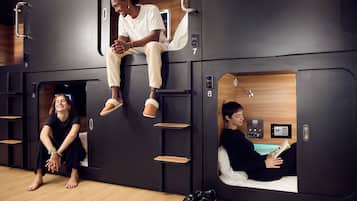 Phòng tập thể Tiêu chuẩn, phòng tắm dùng chung | Bộ đồ giường cao cấp, minibar, bàn
