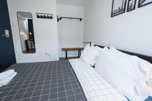 Queen Room with Shared Washroom | Room amenity