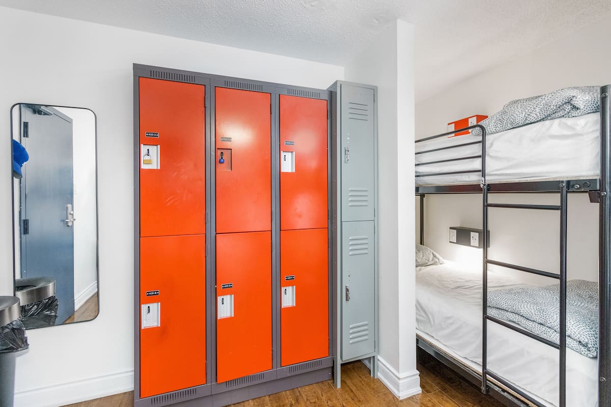 Bed in 8-Bed Dorm | Tabla de planchar con plancha, wifi gratis, ropa de cama