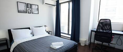 Queen Room with Private Balcony | Ferros/tábuas de passar roupa, Wi-Fi de cortesia, roupa de cama