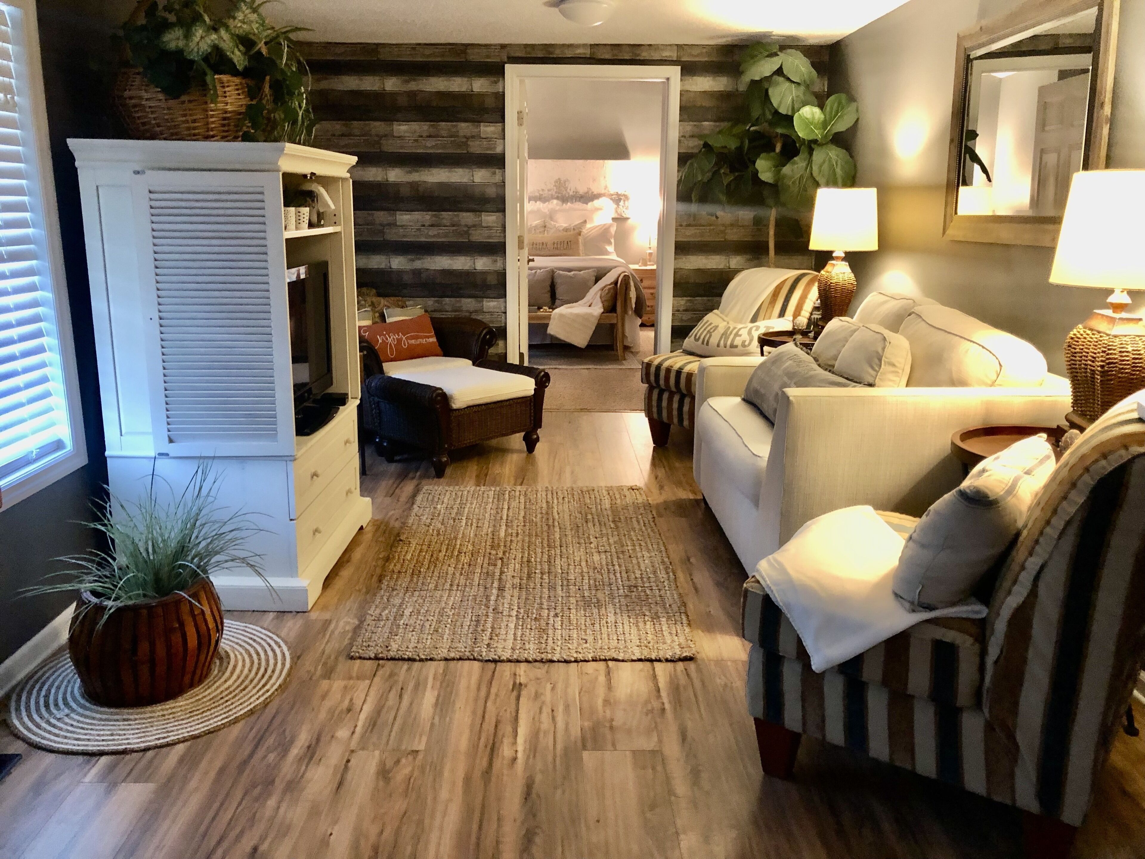 Cozy little house! Located next to Camp Lejeune and a short drive to the beach! 