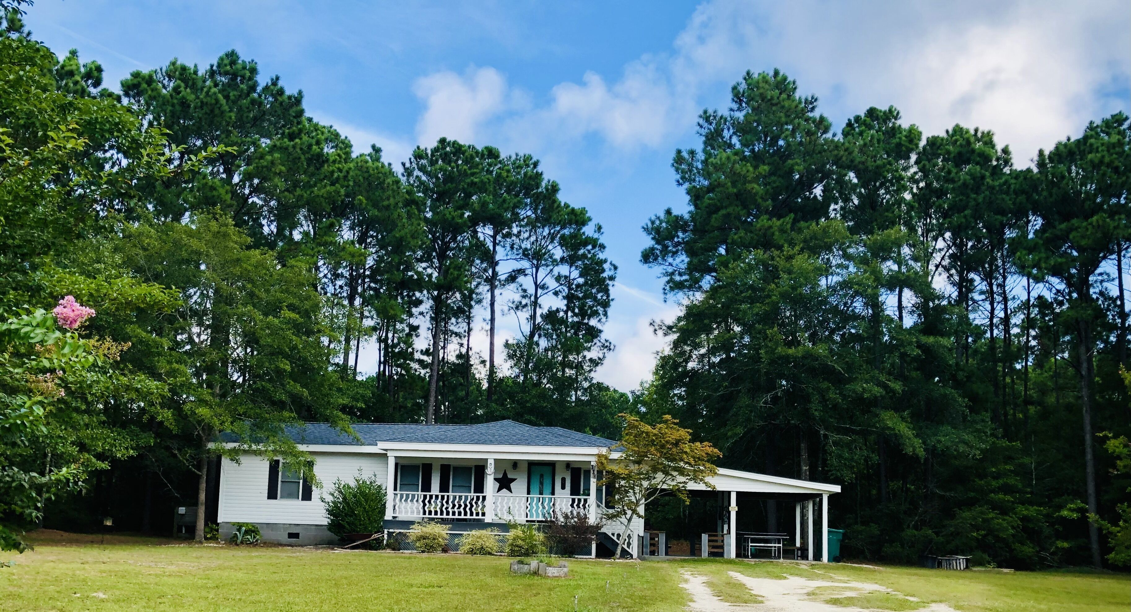 Cozy little house! Located next to Camp Lejeune and a short drive to the beach! 