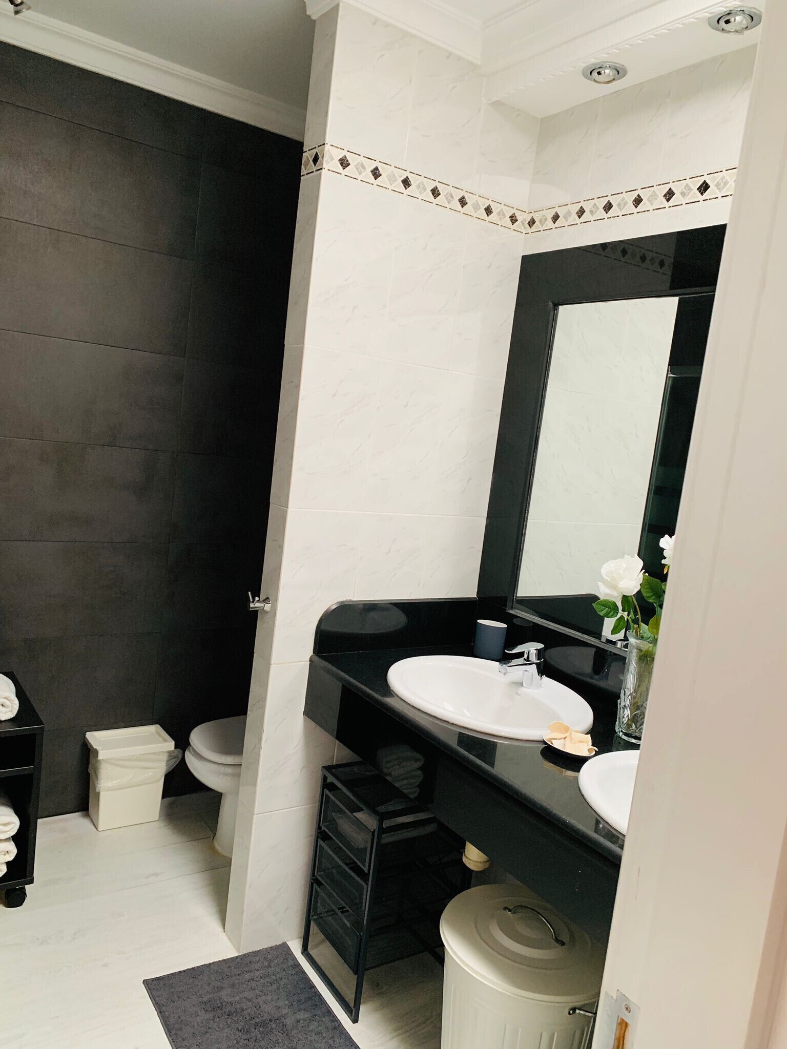 Douche, sèche-cheveux, serviettes fournies