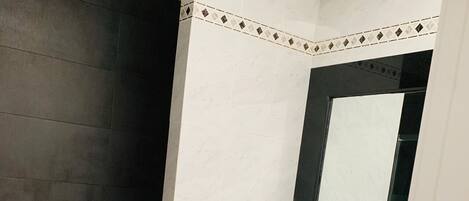 Douche, sèche-cheveux, serviettes fournies