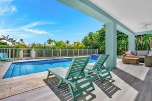 Unclassified image, 5 of 47, button