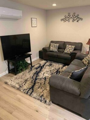Smart TV - ❤️‍🔥Family Space, Easy Access near Brown’s Park 🛹🏐🏀💦Apt 1 (Spokane Valley)