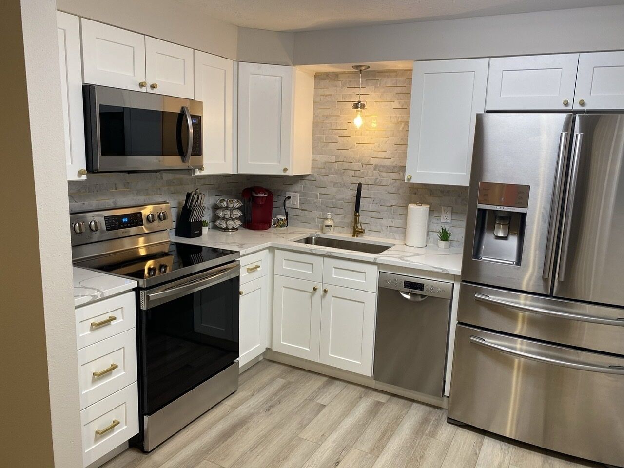 Refrigerador, microondas, horno y parrilla de estufa 