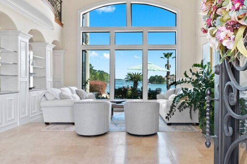 Bring Your Boat!  Luxe Lakefront ☀Pool☀Hot Tub☀Dock ☀ Close to Restaurants