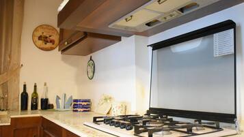 Frigorifero, microonde, forno, piano cottura