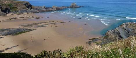 Plage à proximité, chaise longue, serviettes de plage