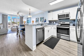 Frigorifero, microonde, forno, piano cottura