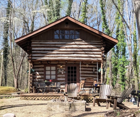 Outdoor dining. "The Hawk Nest" cabin on Tims Ford Lake