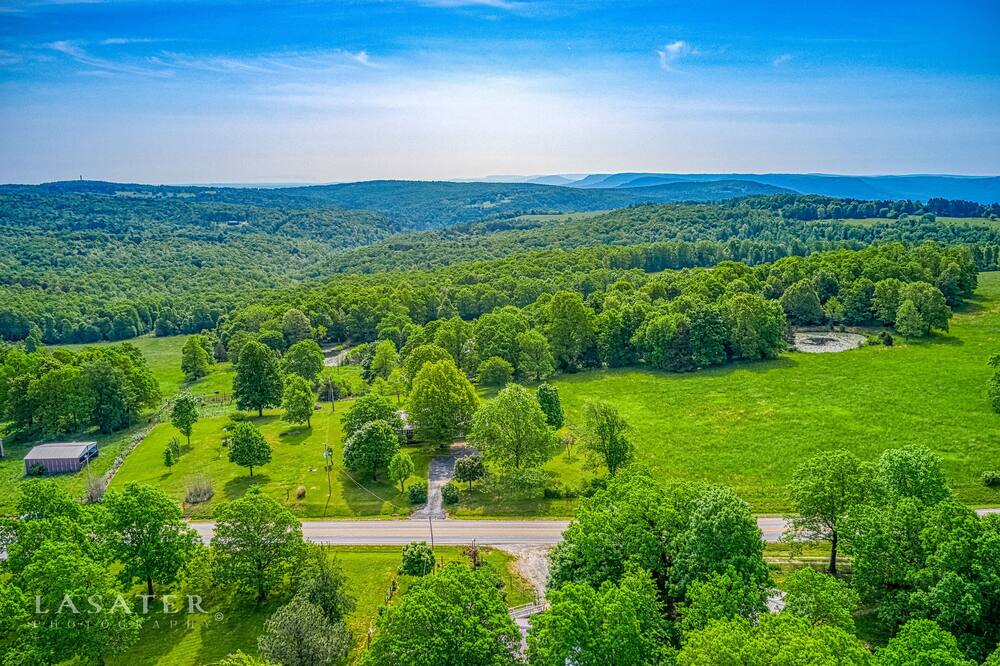 Near it ALL! Huge farmhouse sleeps 8, 5 mins to Buffalo River, Climbing, Hiking