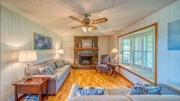 智能電視、壁爐、DVD 播放機、書籍