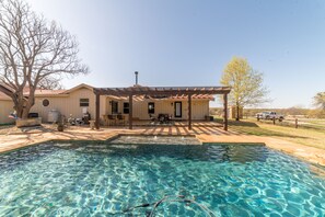 Outdoor pool - Queen and Duke Cottage (Alvord)