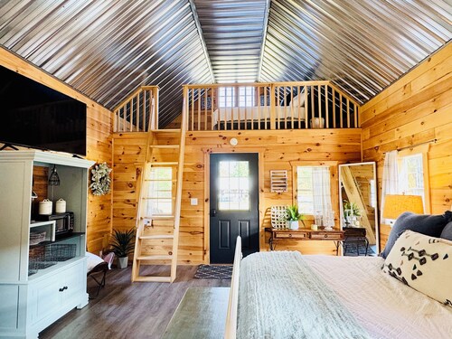 Waterfront Oasis Deep in Nature