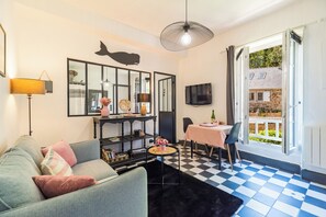 TV, books, stereo - Brittany, Perros-Guirec, pink granite coast, Trestraou beach, luxury apartment (Perros-Guirec)