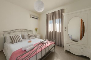 Un dormitorio con cama, mesita de noche y armario.