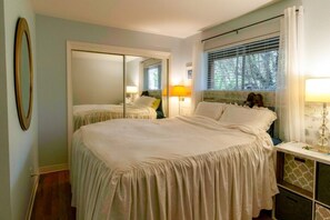 2 bedrooms, iron/ironing board, internet, bed sheets
