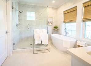 Chuveiro/banheira combinados, secador de cabelo, toalhas de banho 
