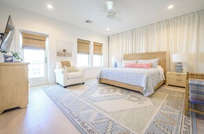 5 bedrooms, desk, iron/ironing board, travel cot - Luxury High-End Family Retreat, Elevator, Sleeps 14, 14-Seat Dining Table (Galveston)