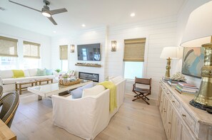 Smart TV, fireplace, books, music library - Perfect for Families & Groups/ Sleeps 14/ Large Table Seats 14/ + Full Amenities (Galveston)