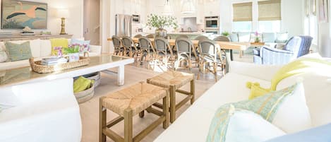 TV connectée, cheminée, livres, médiathèque