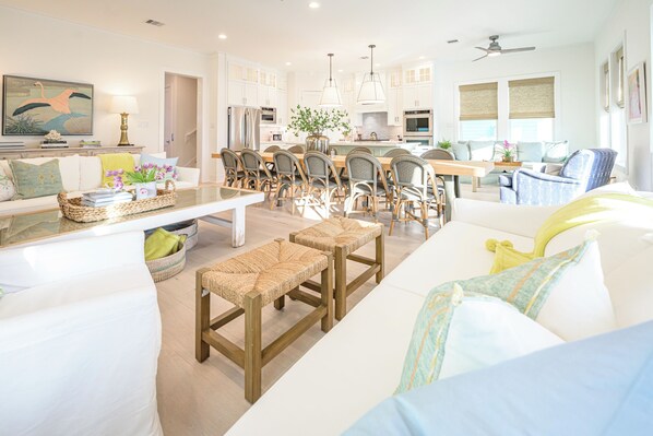 Smart TV, fireplace, books, music library - Perfect for Families & Groups/ Sleeps 14/ Large Table Seats 14/ + Full Amenities (Galveston)