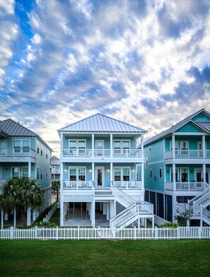 Exterior - Perfect for Families & Groups/ Sleeps 14/ Large Table Seats 14/ + Full Amenities (Galveston)