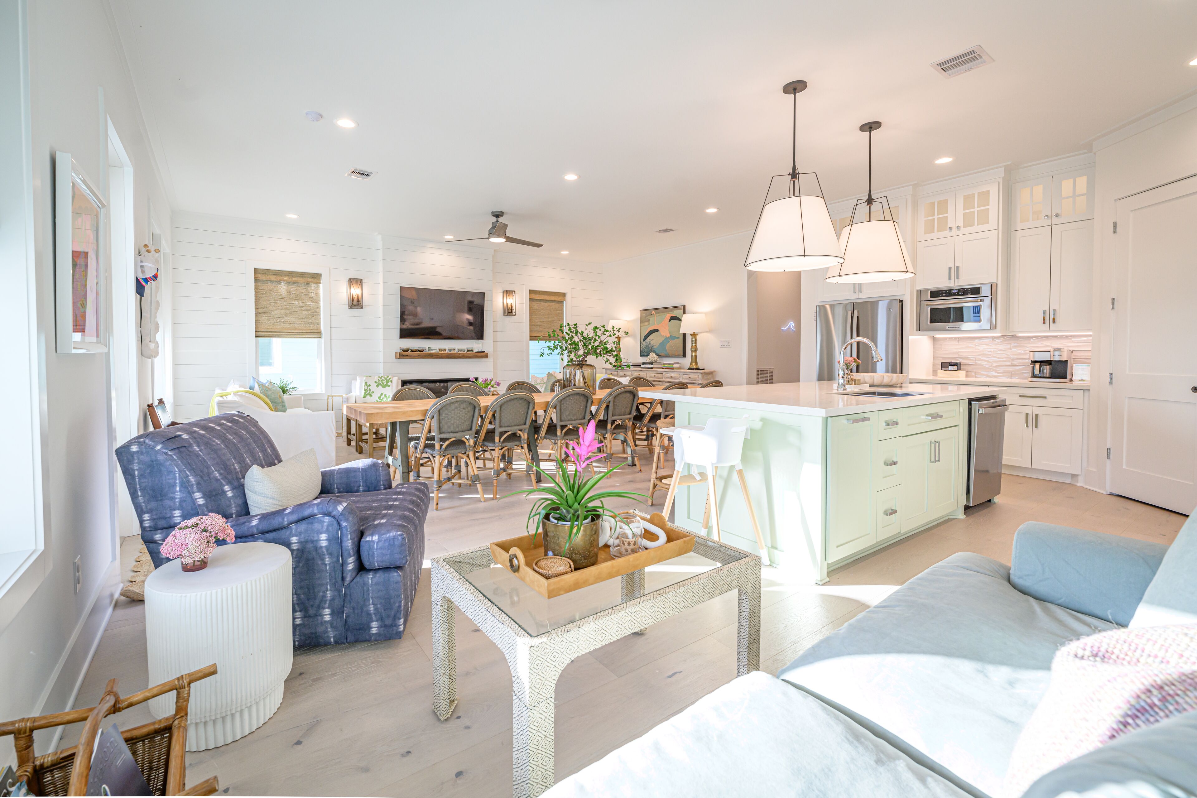 FULL AMENITIES - FAMILY FAV -  BEACH ACCESS - SLEEPS 14 - SEE REVIEWS