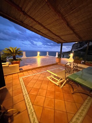 Outdoor dining - When an overlook becomes poetry (Amalfi)