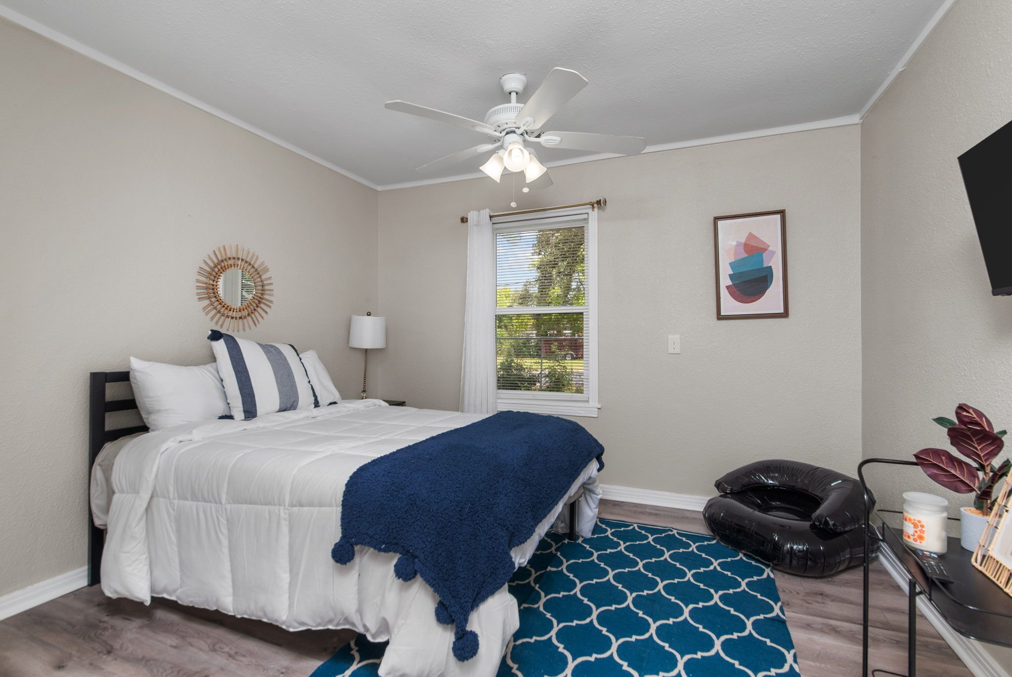 Quiet get away close to restaurants and shopping