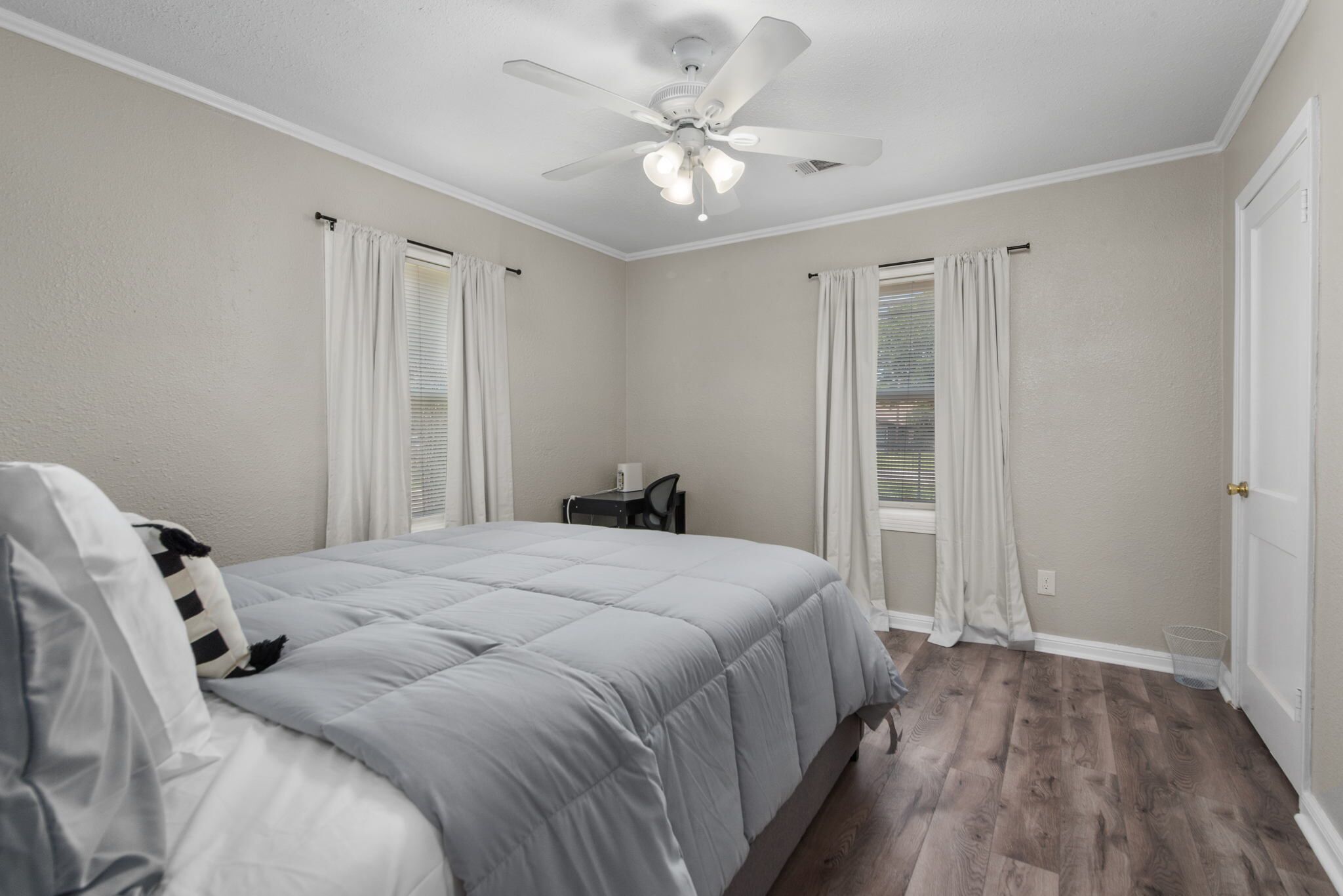 Quiet get away close to restaurants and shopping