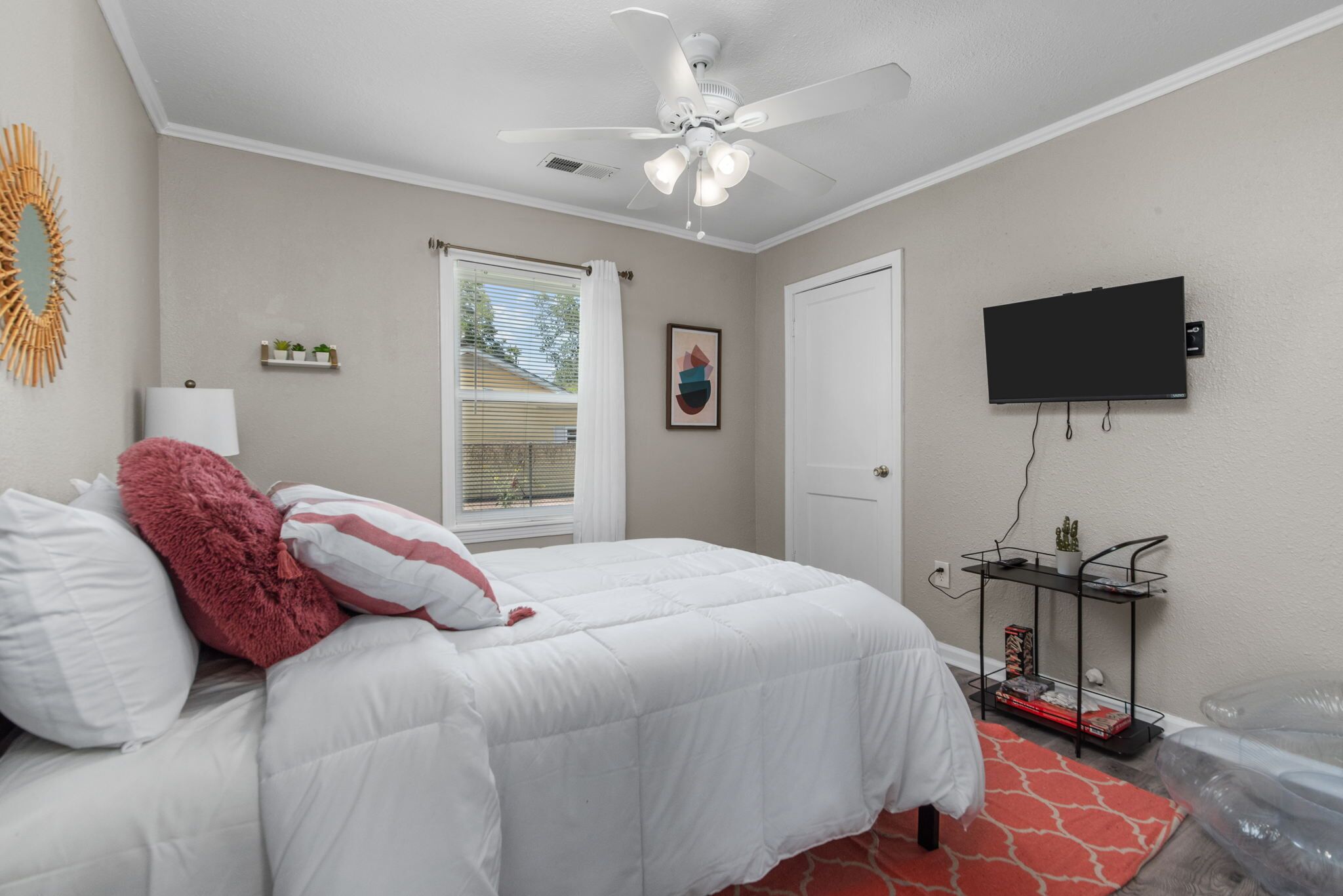 Quiet get away close to restaurants and shopping