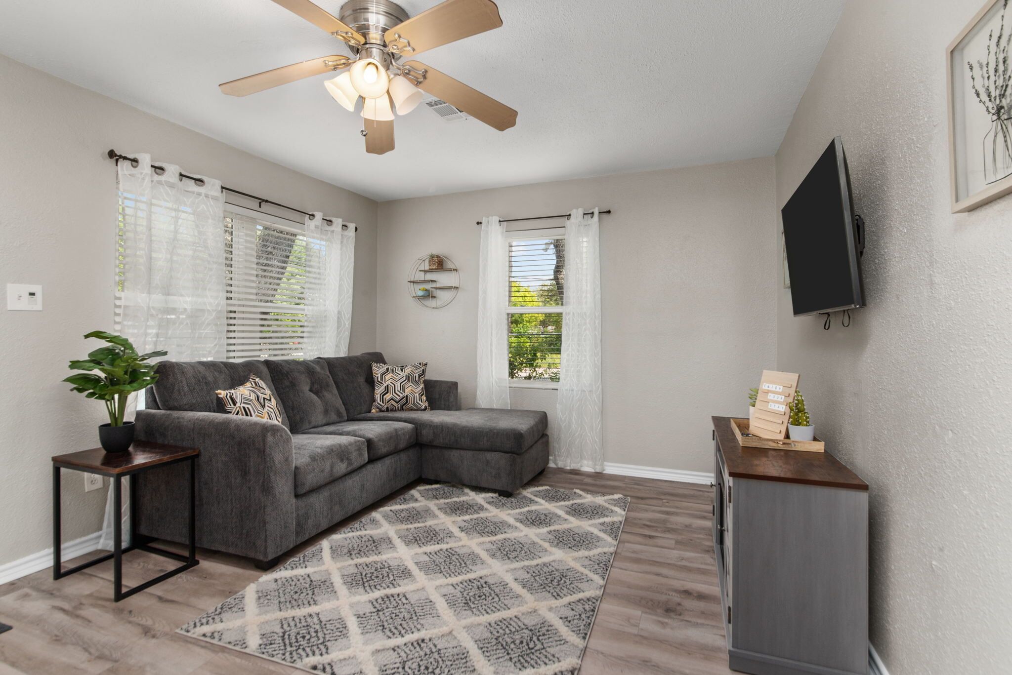 Quiet get away close to restaurants and shopping