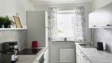 Kühlschrank, Ofen, Herdplatte, Geschirrspüler