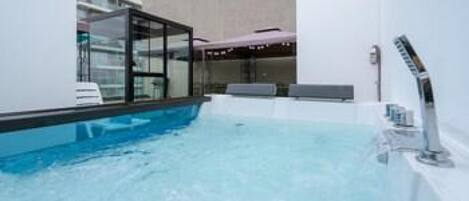 2 bedrooms, iron/ironing board, WiFi