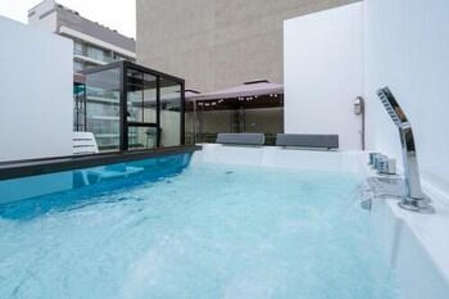 Exclusive Penthouse With Private Rooftop Jacuzzi BBQ Game Room