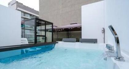 Exclusive Penthouse With Private Rooftop Jacuzzi BBQ Game Room