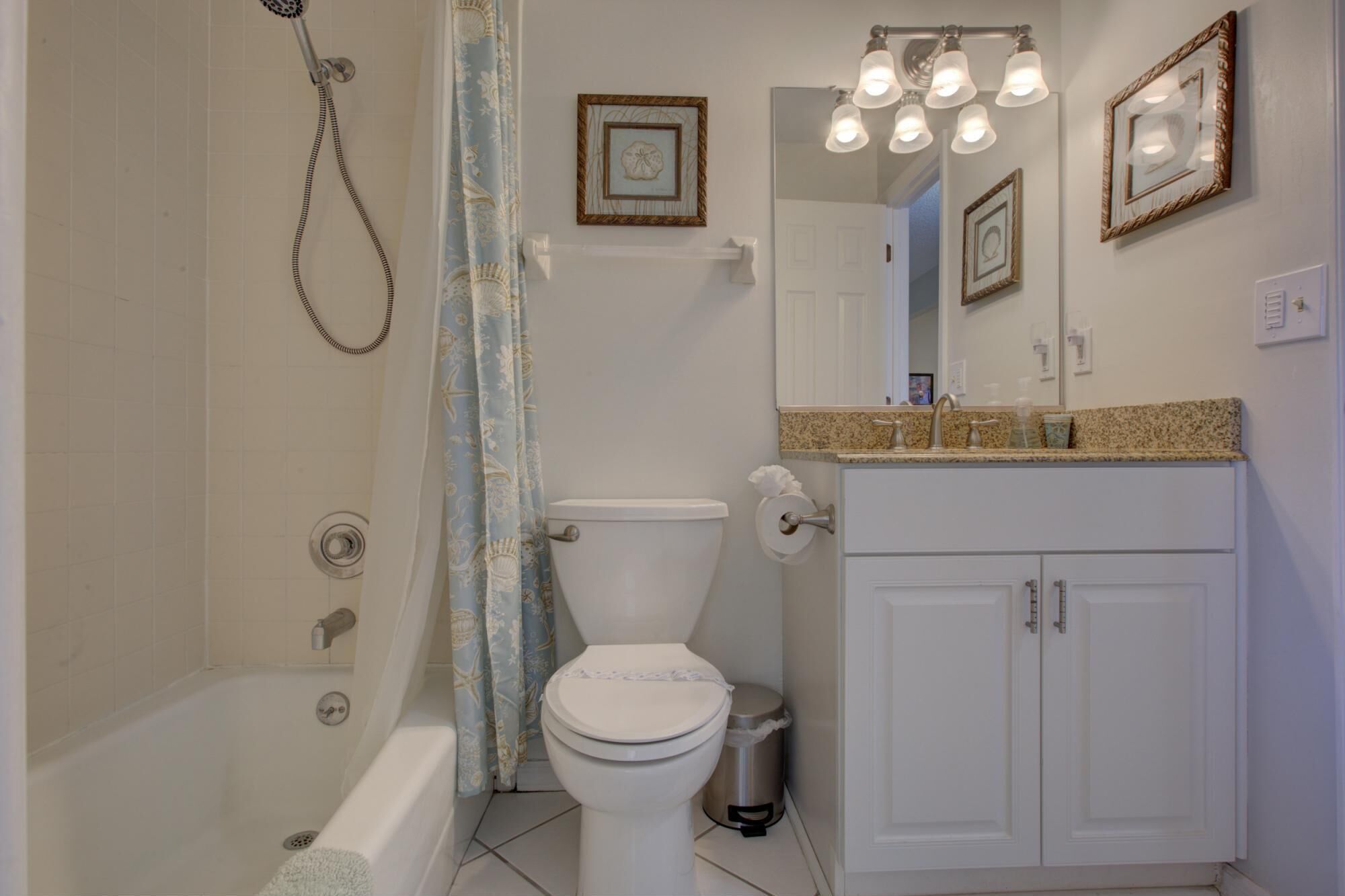 Un baño con ducha, inodoro y lavamanos.