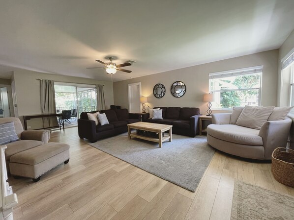 Smart TV, printers - Recently Updated 2/2 Home with Hot Tub, 1 Mile to Beach (Lantana)