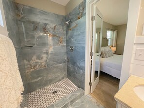 Ensemble douche/baignoire, sèche-cheveux, serviettes fournies, savon