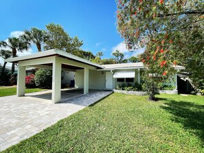 Exterior - Recently Updated 2/2 Home with Hot Tub, 1 Mile to Beach (Lantana)