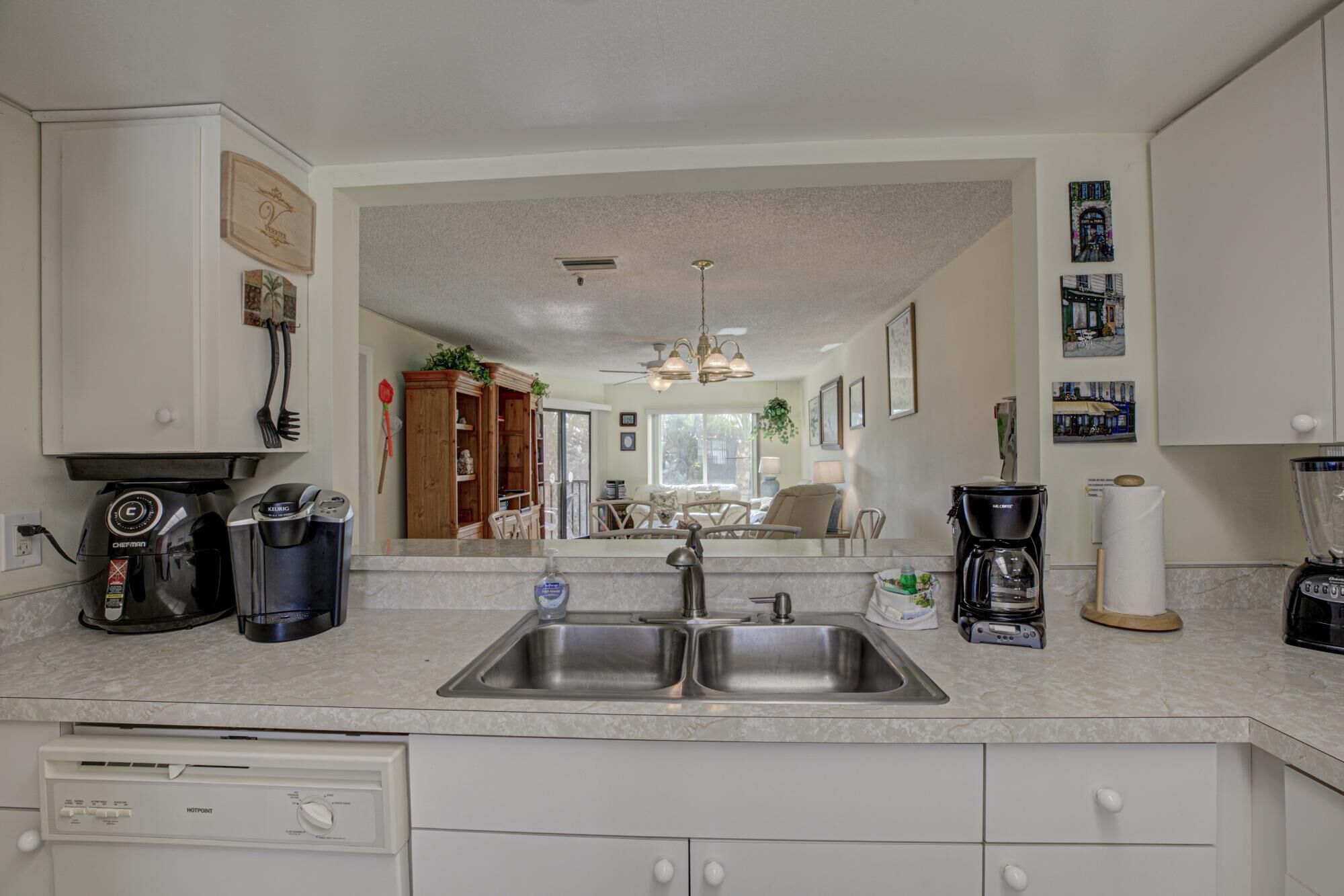 Apartment | Private kitchen | High chair, blender, paper towels