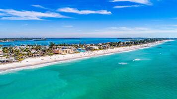 Beach nearby, white sand, beach towels, beach bar