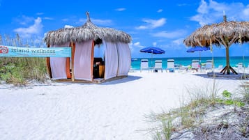 Beach nearby, white sand, beach bar