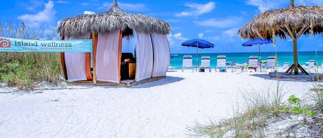 In Strandnähe, weißer Sandstrand, Strandbar