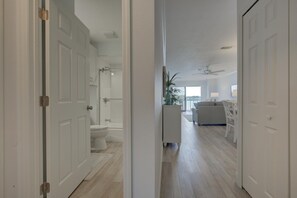 2 عدّة غرف نوم ومكواة/لوح كي