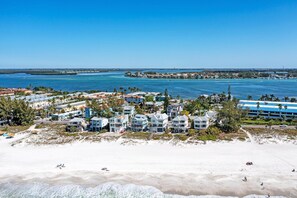 Ein Küstenresort mit Strandvillen, einem Yachthafen und freiem Blick auf den Ozean.