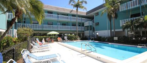 Kolam renang outdoor dan sebuah kolam renang air hangat